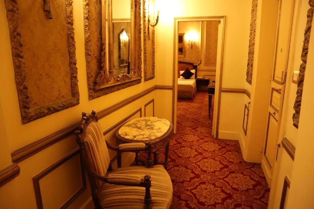 亚历山大Windsor Palace Luxury Heritage Hotel Since 1906 by Paradise Inn Group的走廊上设有椅子、桌子和镜子