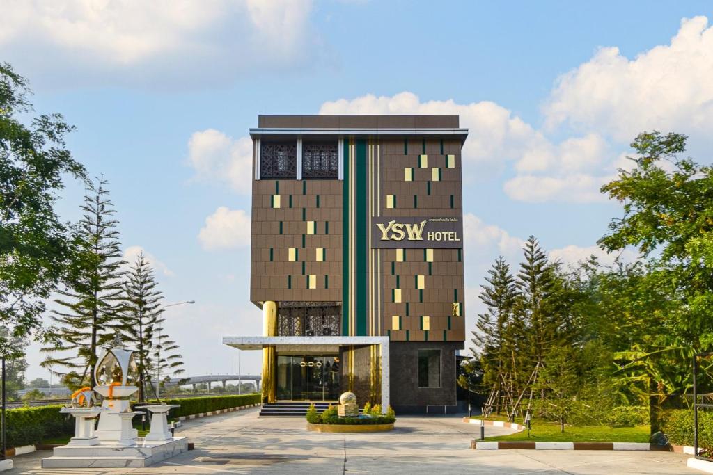 Ban Khok KrathiamYSW Hotel Lopburi的建筑的侧面有标志