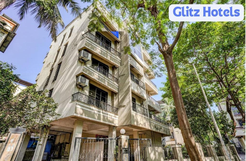 纳威孟买New Prabhu Sharan By Glitz Hotels的带有读取城市酒店标志的建筑