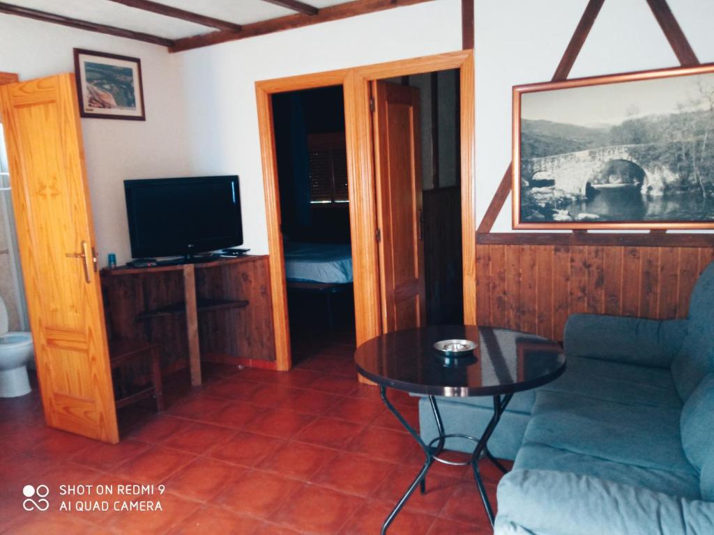 洛萨尔德拉韦拉Complejo Godoy的客厅配有沙发和桌子