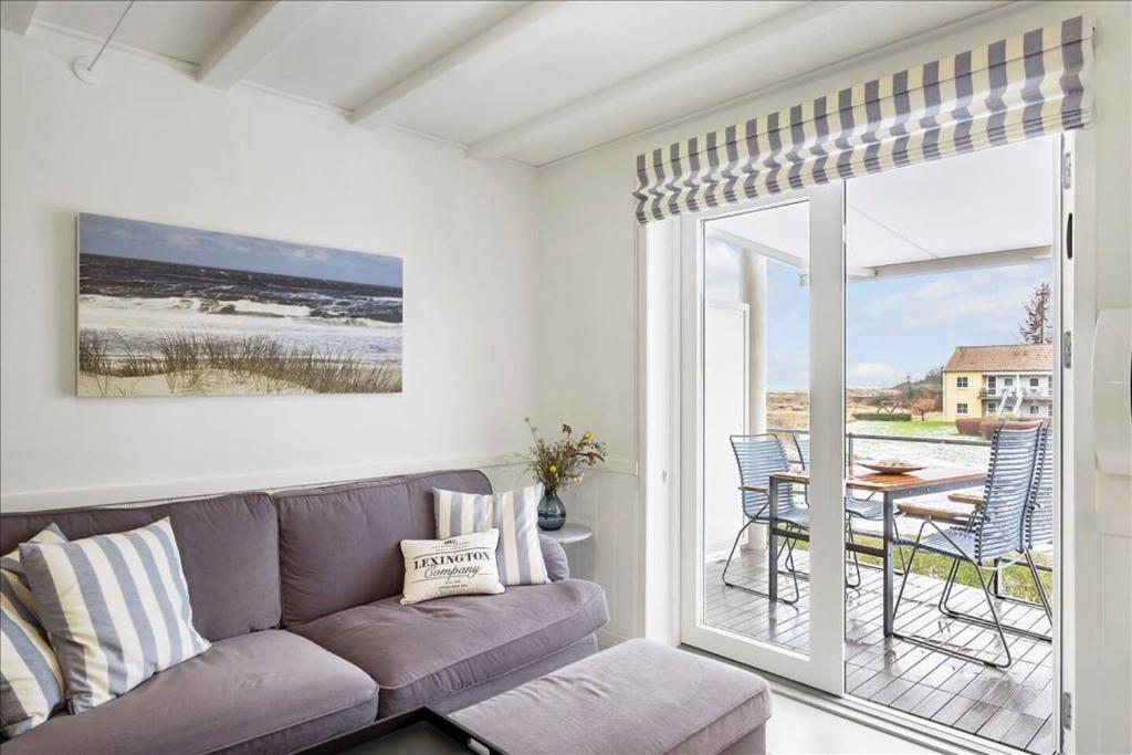 海尔斯Holiday Apartment With Ocean View的带沙发的客厅和带桌子的庭院。