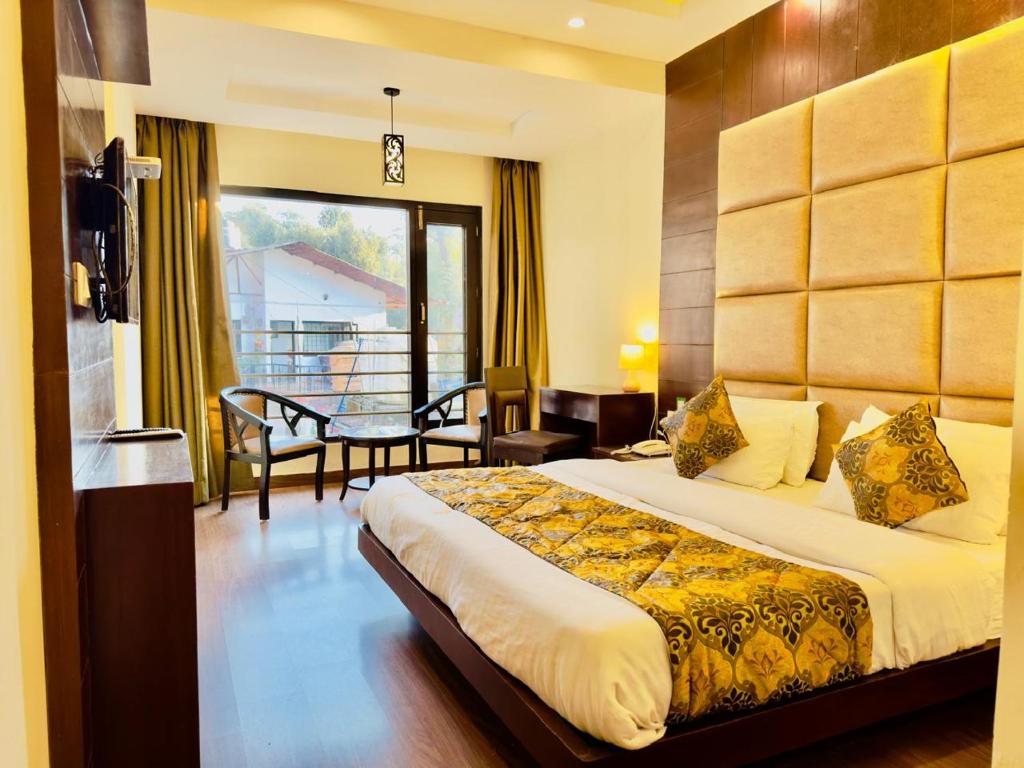 Mai JūbarRadiance valley Resort - A peaceful stay的酒店客房设有一张床和一个阳台。