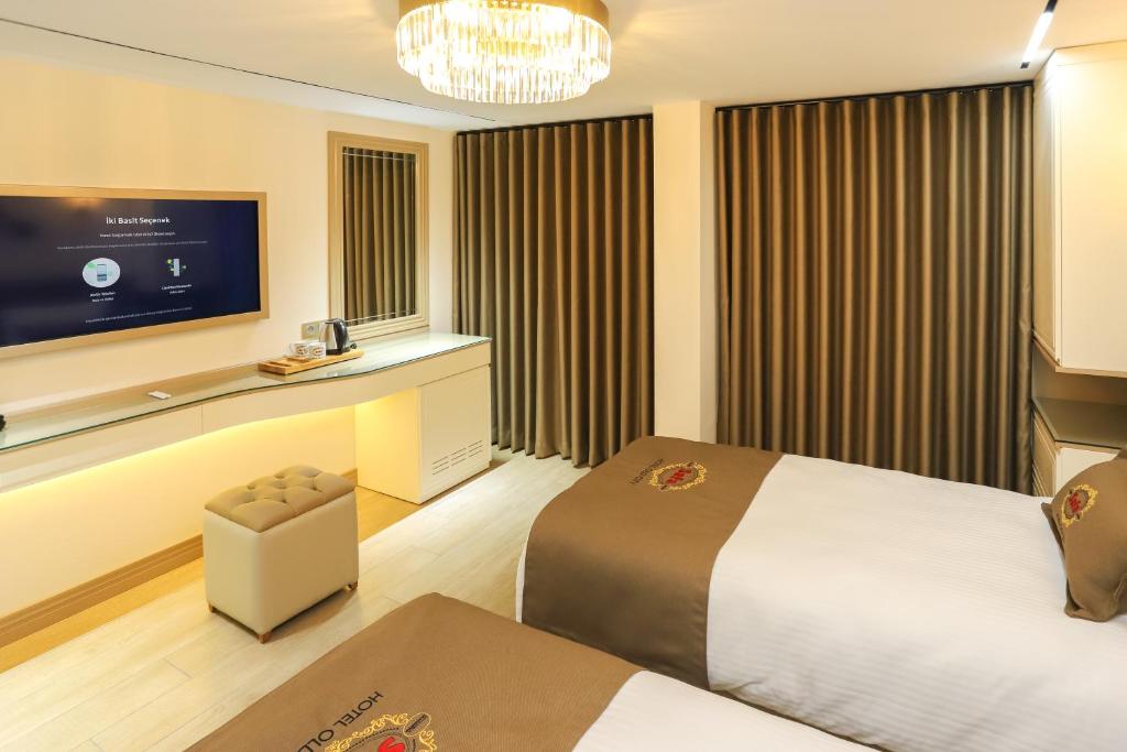伊斯坦布尔Safa Hotel Old City的配有一张床和一台平面电视的酒店客房