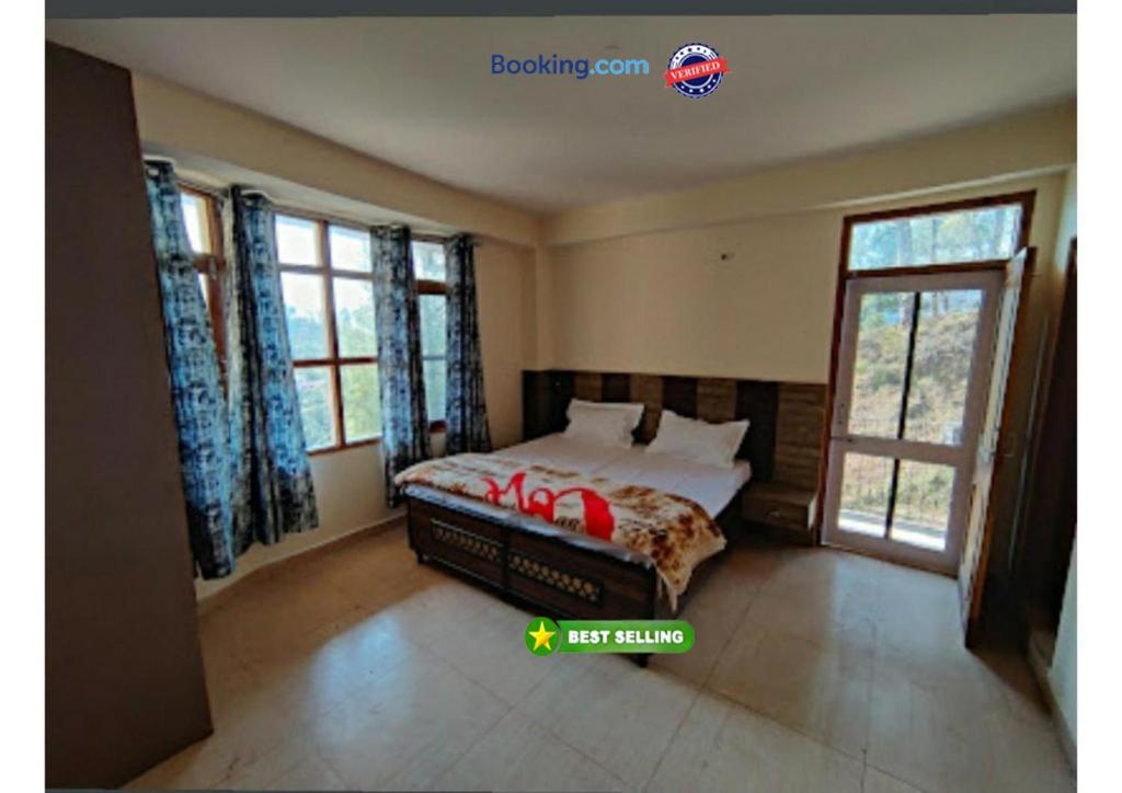 哈里瓦Hotel Gopi Dham Ashram Haridwar Near Vrindavan的一间设有床铺的卧室,位于带窗户的房间内