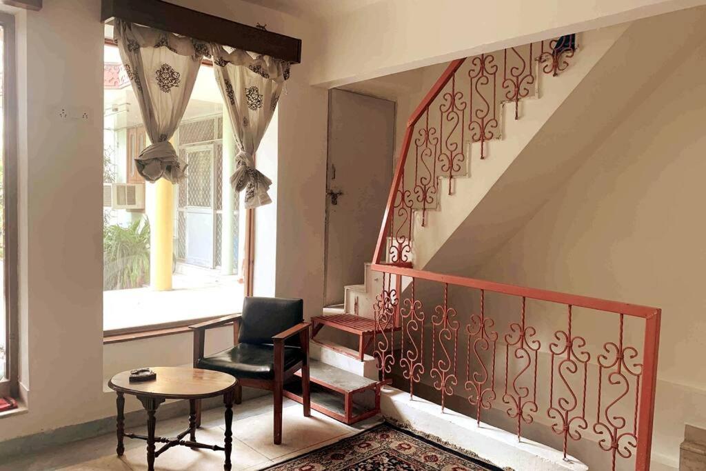 斋浦尔2 Bedroom in C-Scheme, Jaipur的客房设有带椅子和桌子的楼梯。