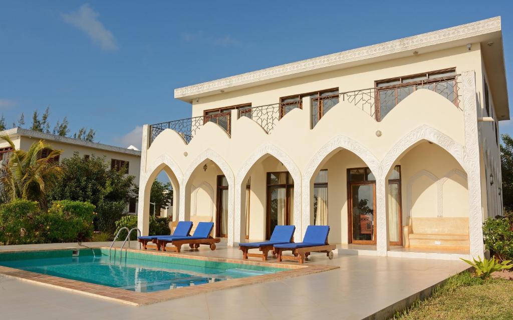帕杰Serenity Luxury Villas的别墅 - 带游泳池和蓝色椅子