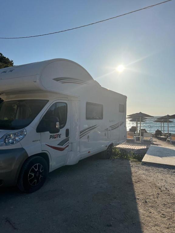 地拉那Camper Rent motorhome Albania的停在海滩上的白色野营车