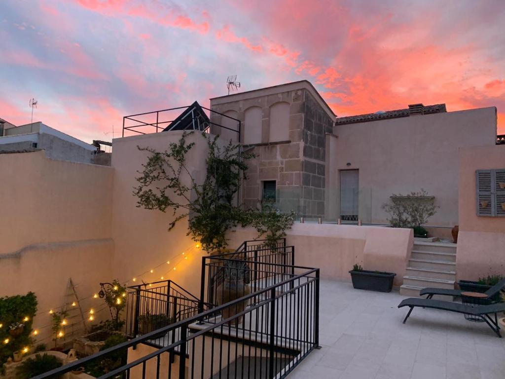 波雷雷斯Atrium Suites Mallorca的一座背面有日落的建筑
