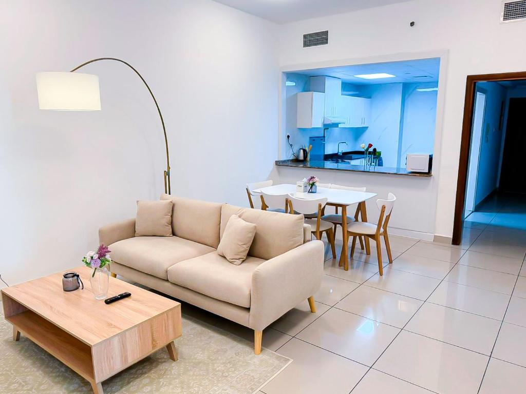 迪拜Luxury Modern ONE bedroom apartment at Dubai Marina - Marina pinnacle tower的客厅配有沙发和桌子