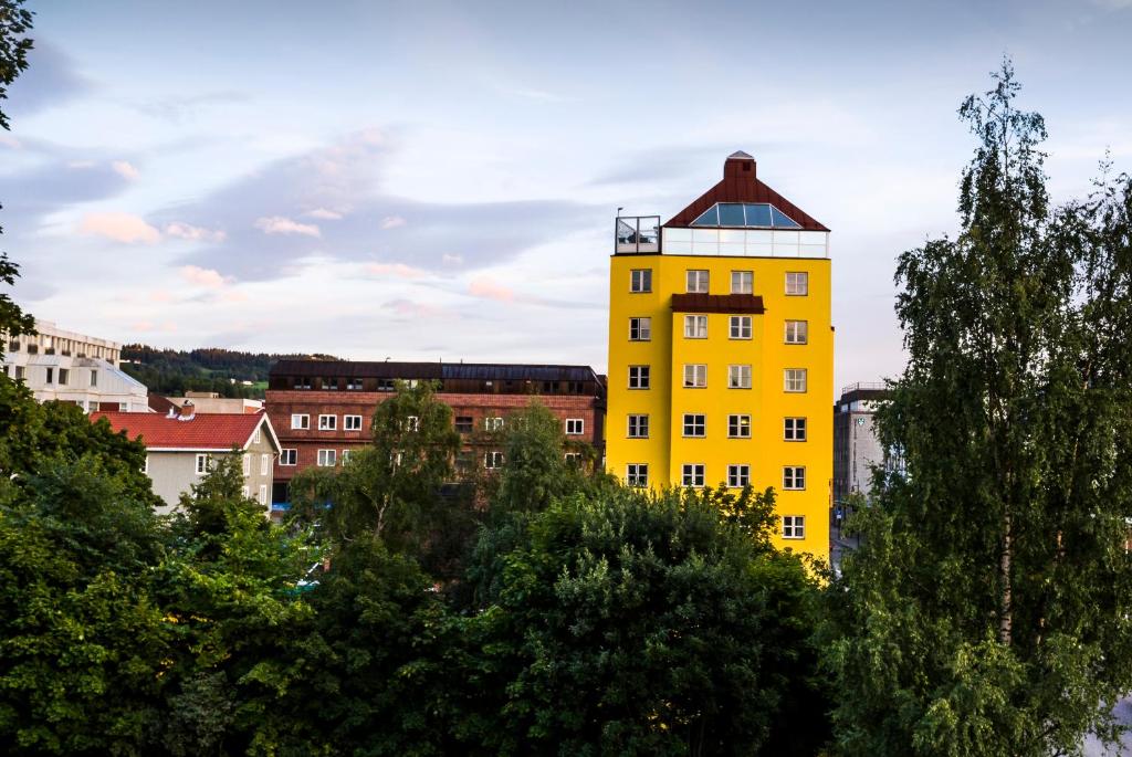 利勒哈默尔Aksjemøllen - by Classic Norway Hotels的市中心的黄色建筑