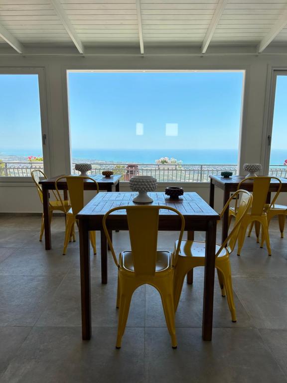 阿格里真托La casa di Pippo Flora的海景客房 - 带桌椅