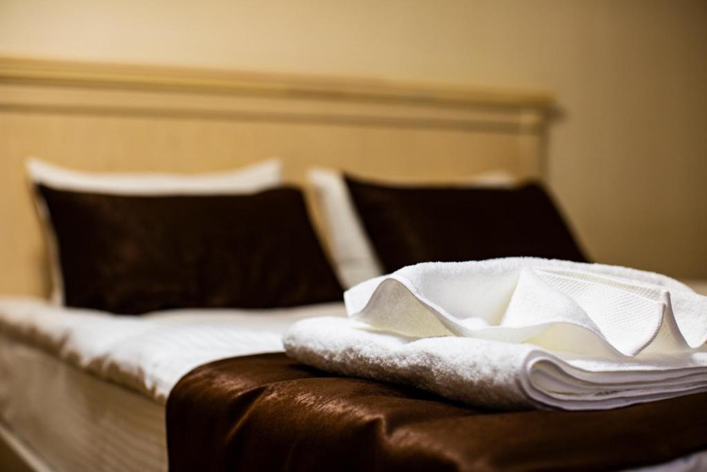 阿特劳SULO Atyrau Hotel的床上有白色毛巾
