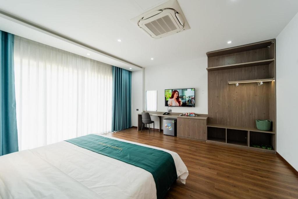 Hoàng NgàTrường An Hotel的一间卧室配有一张床和一台电视