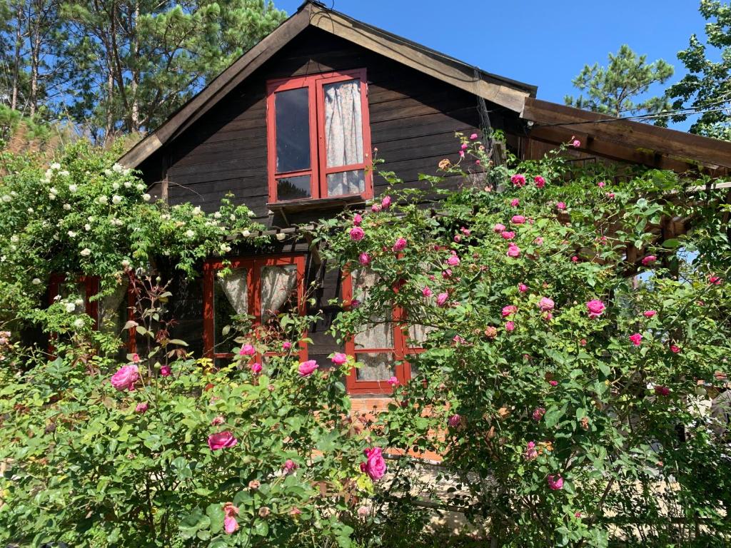 大叻Romantic house 2 on a pine hill Dalat的一座鲜花盛开的老房子