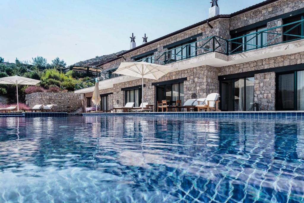 塞利米耶Kekik Otel Selimiye的房屋前的大型游泳池