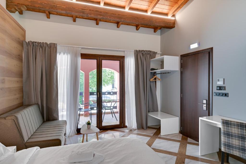 约阿尼纳Z Inn Ioannina的酒店客房设有一张床和一个阳台。