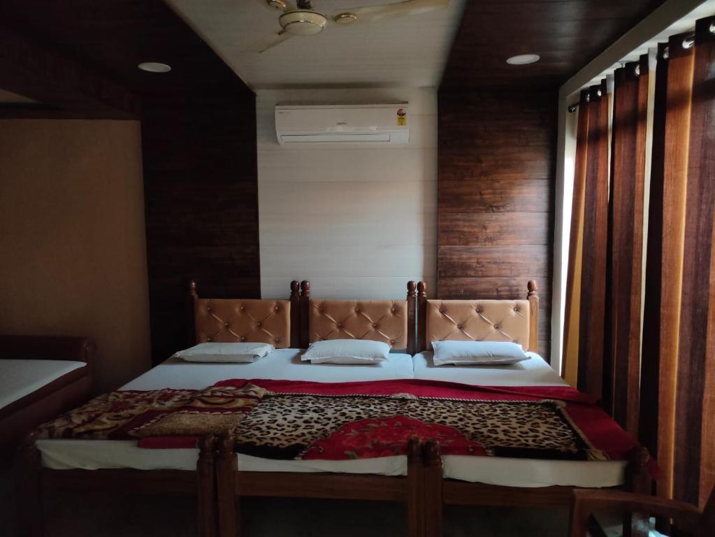 马图拉SGH Guest House的一间卧室设有一张带木墙的大床