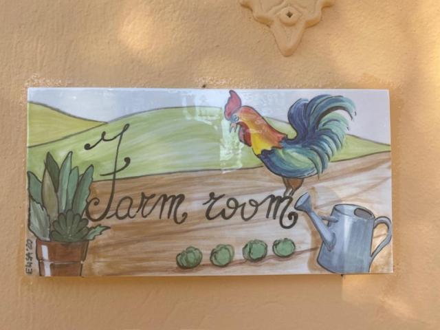 波马兰切La Fattoria di Valentina的墙上的标牌上画着一只鸡