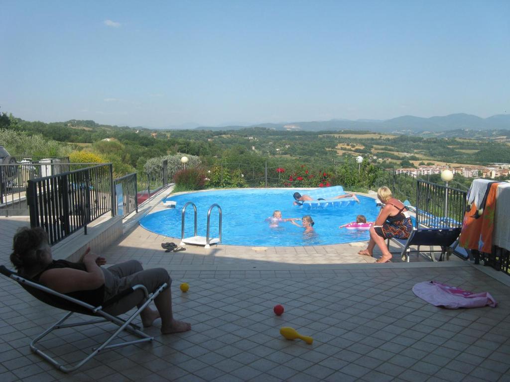 奥尔泰圣洛伦索拉洛坎达公寓酒店的一群人在游泳池玩耍