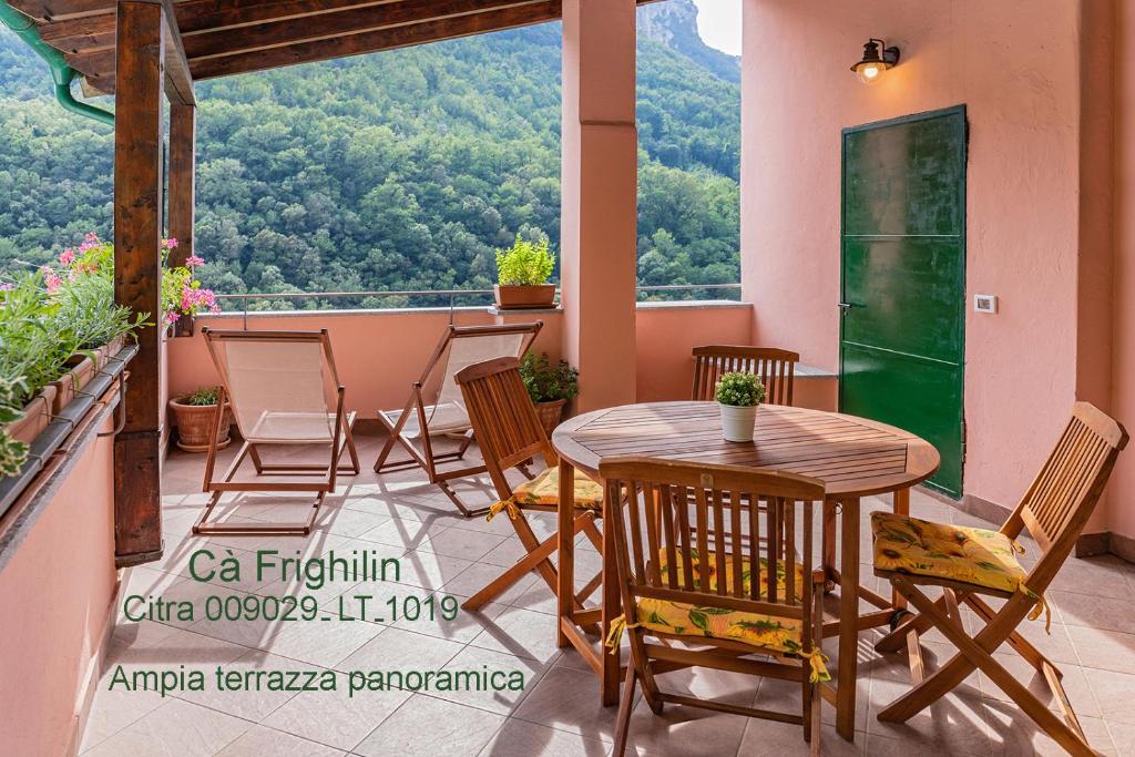 菲纳莱利古雷Cà Frighilin的阳台的天井配有桌椅