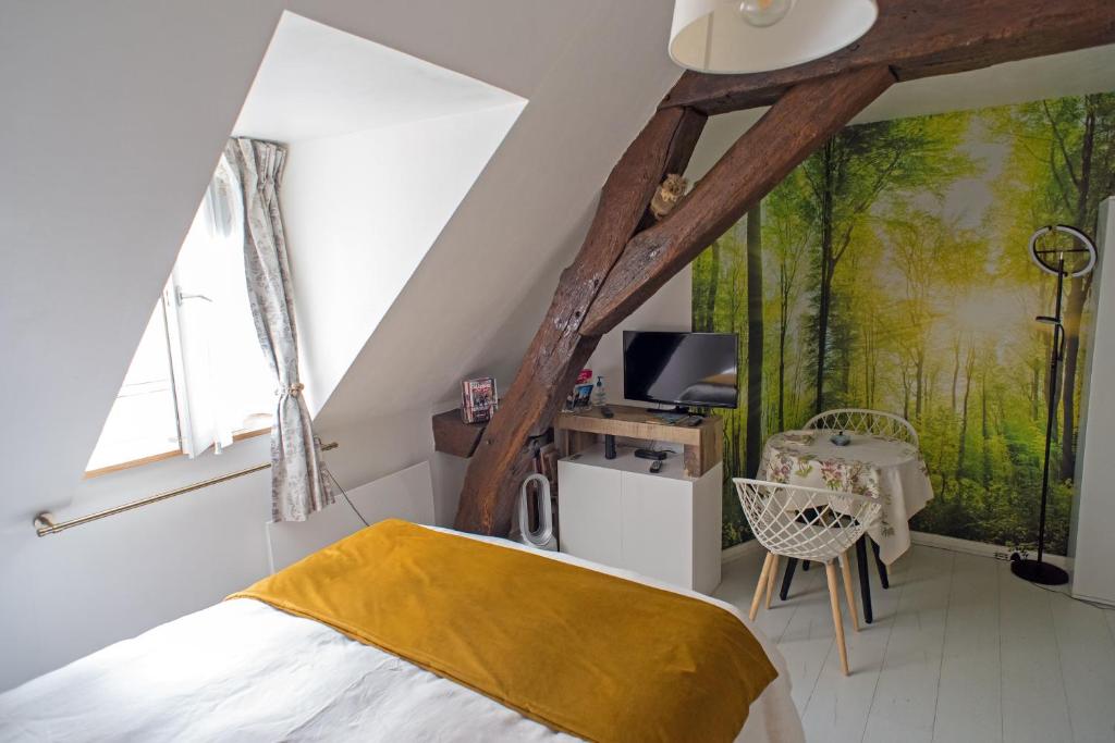 第戎La Cascade et des Halles的一间卧室配有一张床、一张书桌和一个窗户。