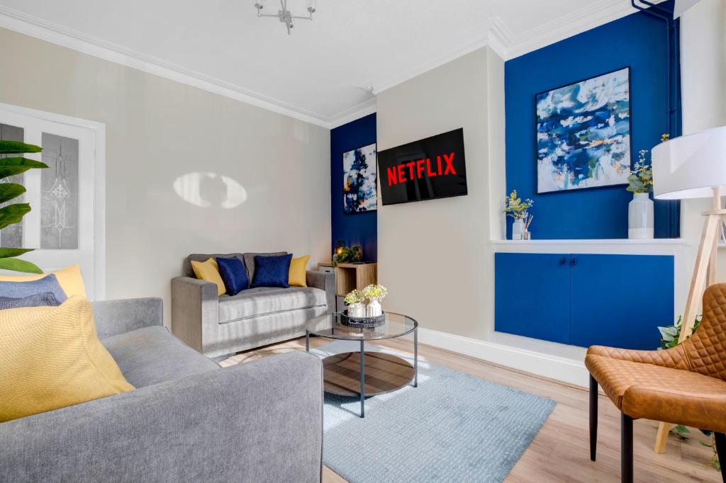 莱斯特Inspira Stays - Monthly DISCOUNTS - Stylish Modern 2 Bedroom House - Free Parking - Wi-Fi的客厅设有蓝色墙