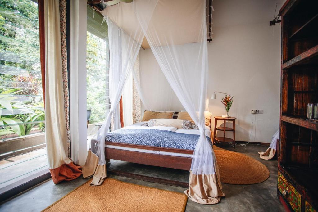 莫希卡里瓦山林小屋的一间卧室配有一张带蚊帐的床