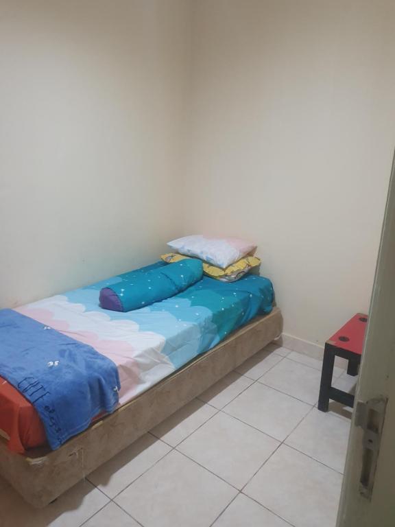 雅加达Apartemen city home gading riview的一张床上的枕头