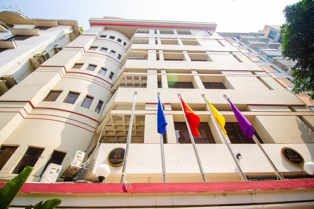 达卡Hotel Suite Palace Baridhara的建筑物一侧的一组旗帜