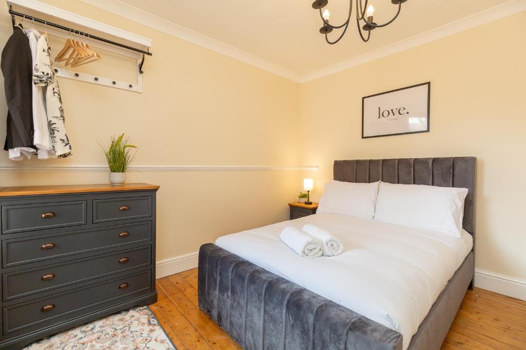 北安普敦Three Bedroom Apartment - Contractors & Groups welcome in Northampton by Centro Stays - Free WiFi & Parking的一间卧室配有一张大床和一个梳妆台