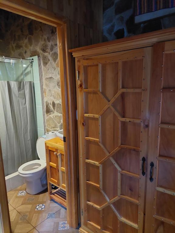 San Antonio PalopóCASA TRIBU Family room的一间带木门和卫生间的浴室