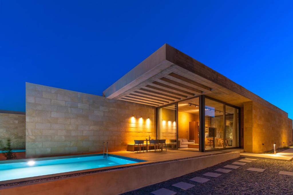 科斯基努Linear Cabanon Kallithea Luxury Villas的一座晚上设有游泳池的房子