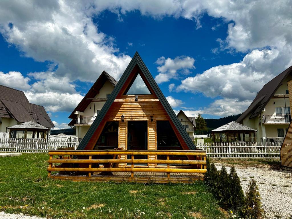 弗拉西克Microcastl的小屋,带三角形屋顶,位于带房屋的庭院内