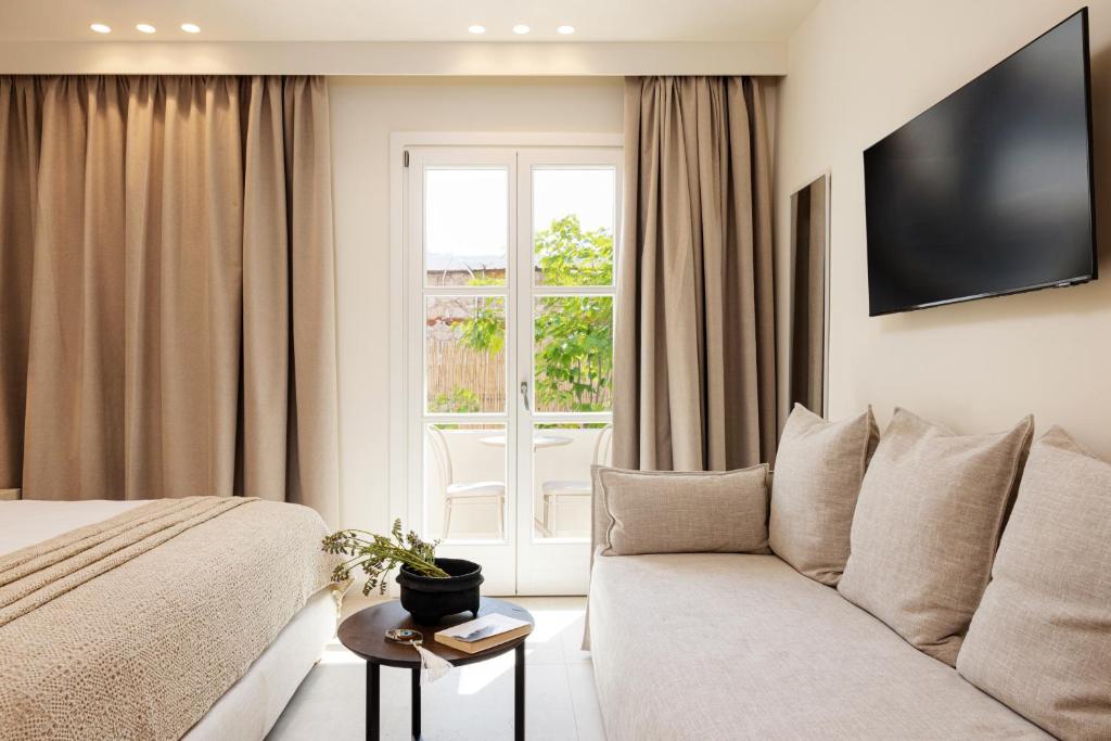 毕达哥利翁Doryssa Method Hotel的酒店客房设有沙发和窗户。