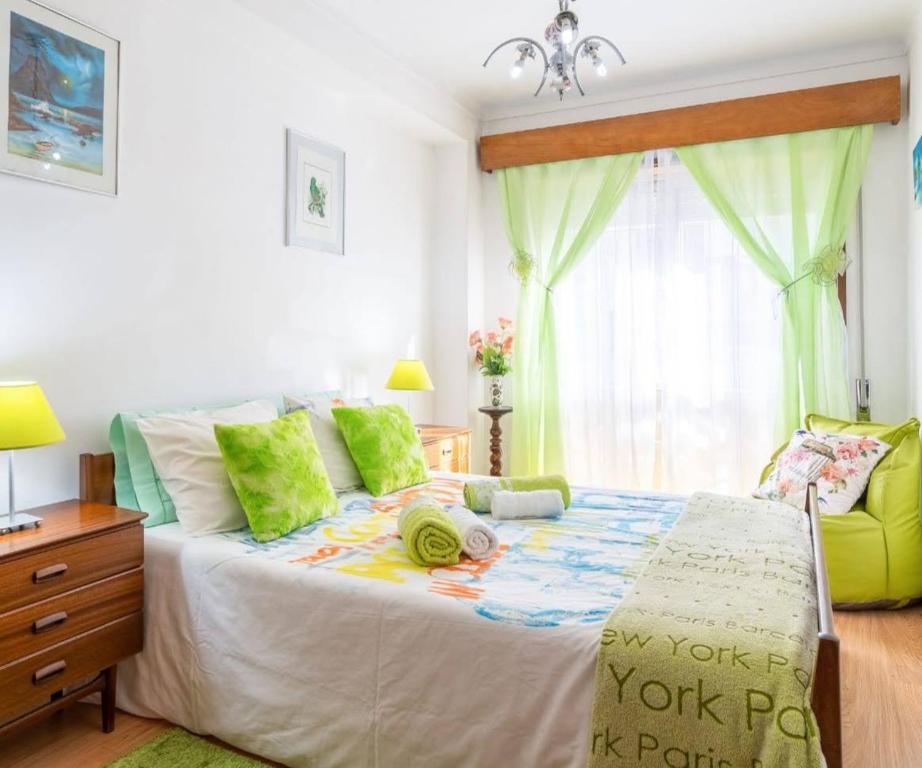波尔图Apartment Rustic Oporto的一间卧室配有一张绿色的大床