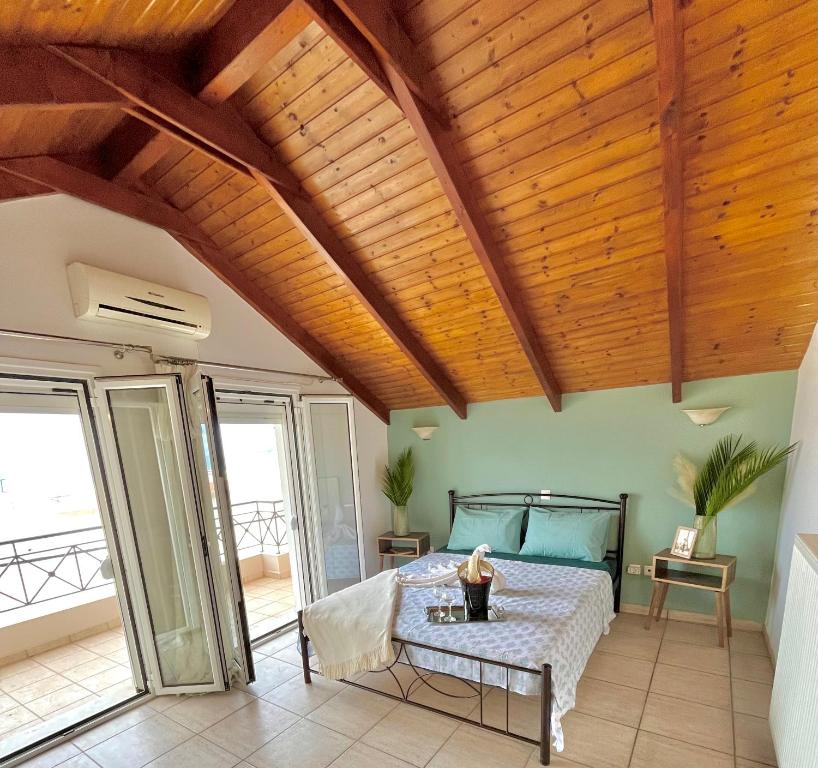 扎金索斯镇Rallia Two~Storey Apartment的一间卧室设有一张床和木制天花板