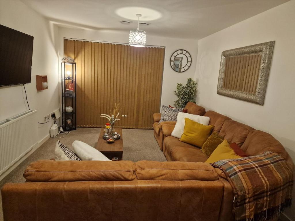 吉林汉姆A stunning room in a 2 bed apartments in the heart of Medway的客厅配有棕色沙发和桌子