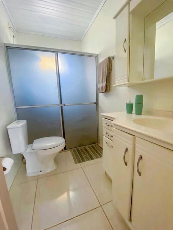 索罗卡巴Recanto santa esmeralda的白色的浴室设有卫生间和水槽。