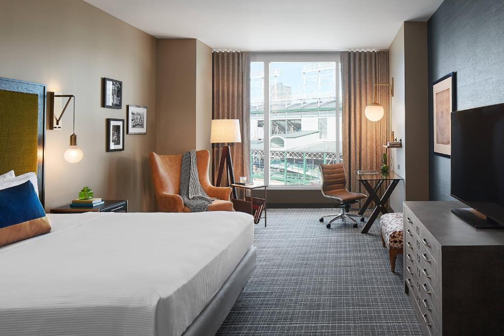 芝加哥芝加哥扎卡里翠贡精选酒店 的酒店客房,配有床和电视