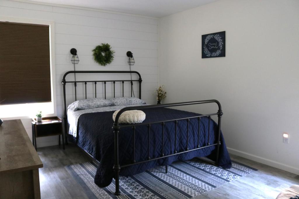 米勒斯堡Country Hills Hideaway的一间位于客房内的带黑色床的卧室