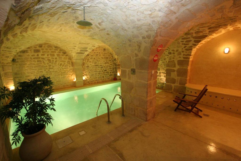 巴黎安妮旅馆的一座古老的石头建筑中的室内游泳池