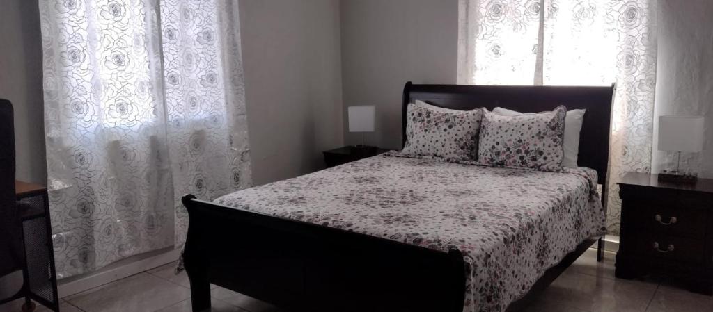 Union IslandBackstreet BNB的一间卧室配有床和带窗帘的窗户