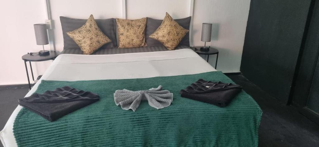 恰洛克拉姆RED PEARL BEACH RESORT的一间卧室配有一张带绿毯的床