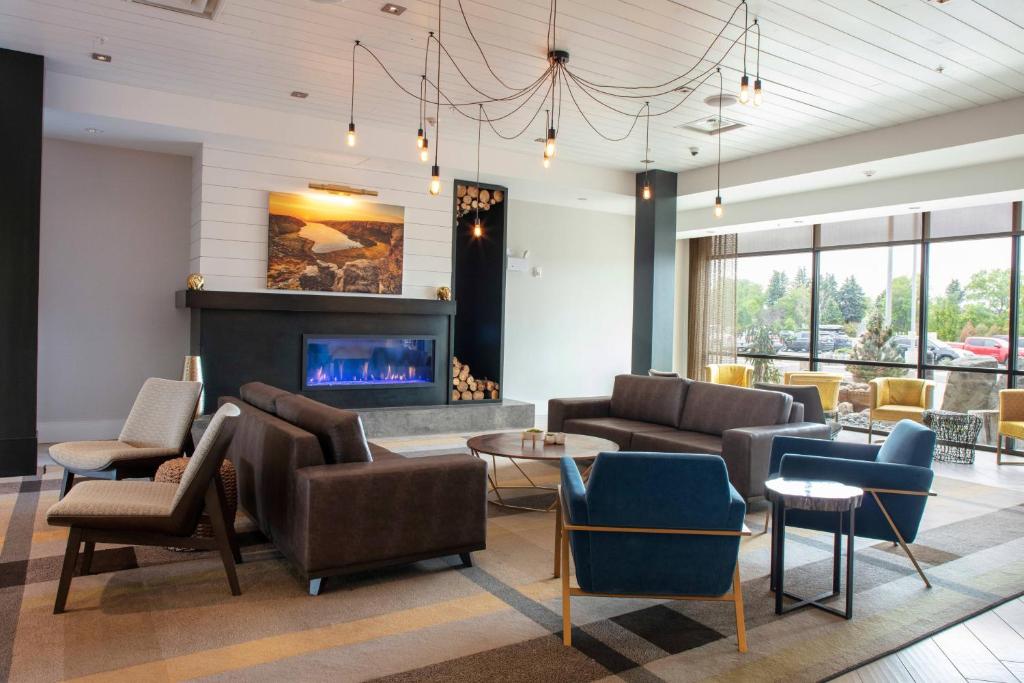 大瀑布城SpringHill Suites by Marriott Great Falls的大堂配有沙发、椅子和壁炉