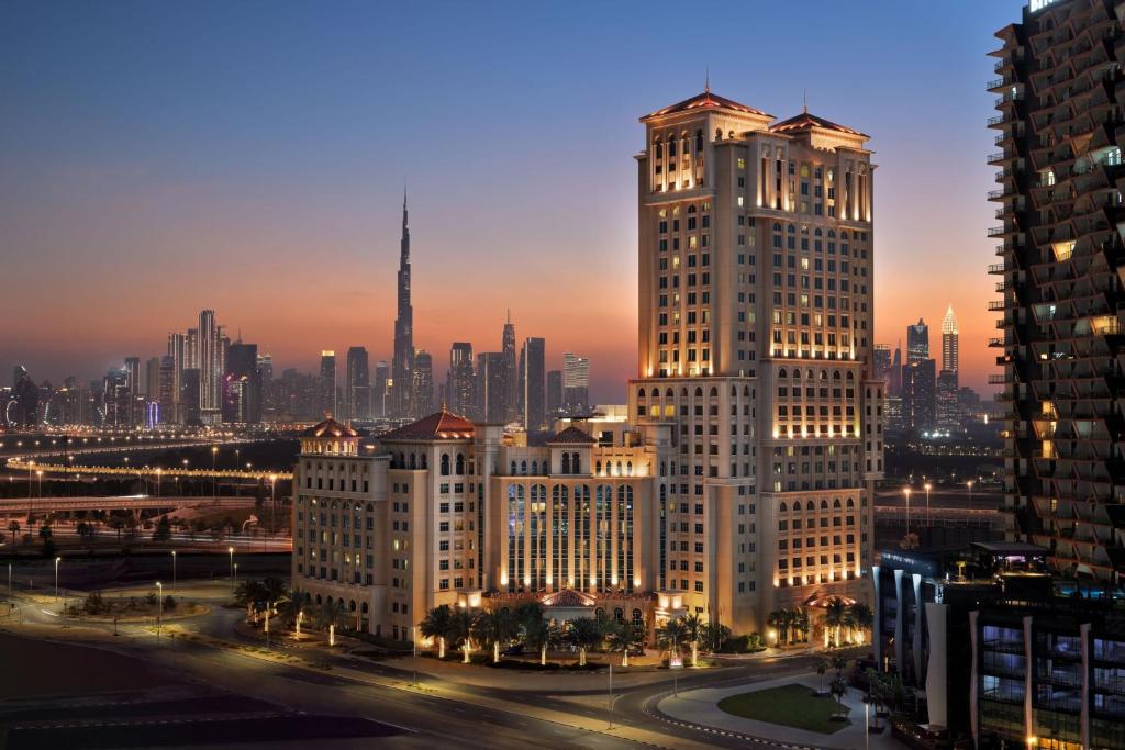 迪拜Marriott Hotel Al Jaddaf, Dubai的享有城市天际线和高楼的景色