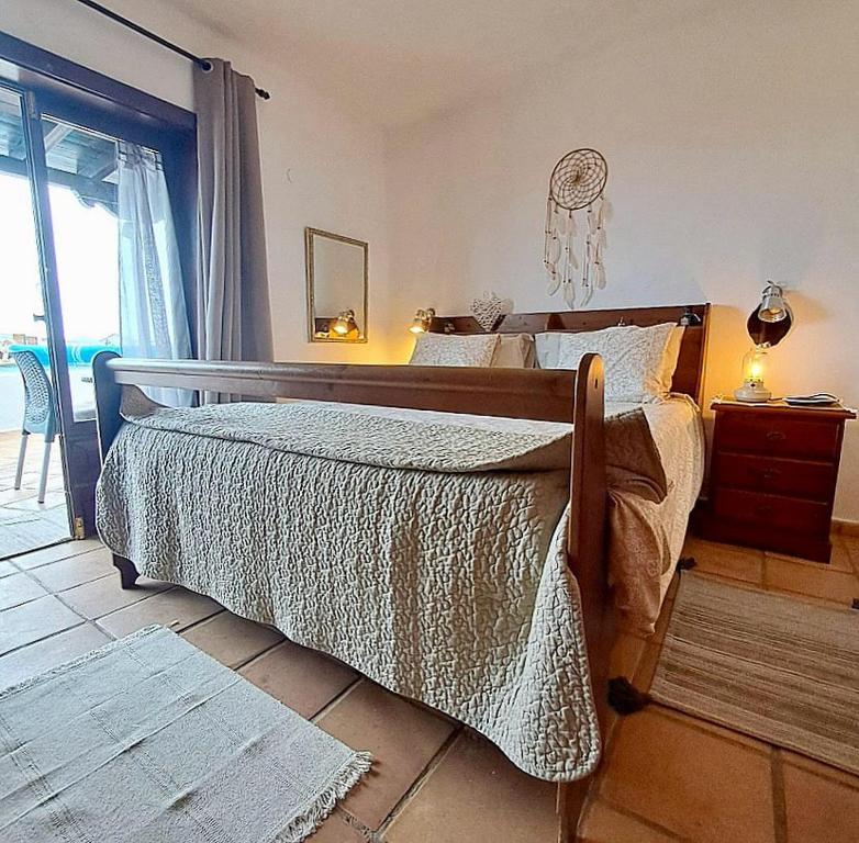 蒂亚斯Islabella Lanzarote habitaciones en Villa con entrada particular的一间卧室设有两张床和滑动玻璃门