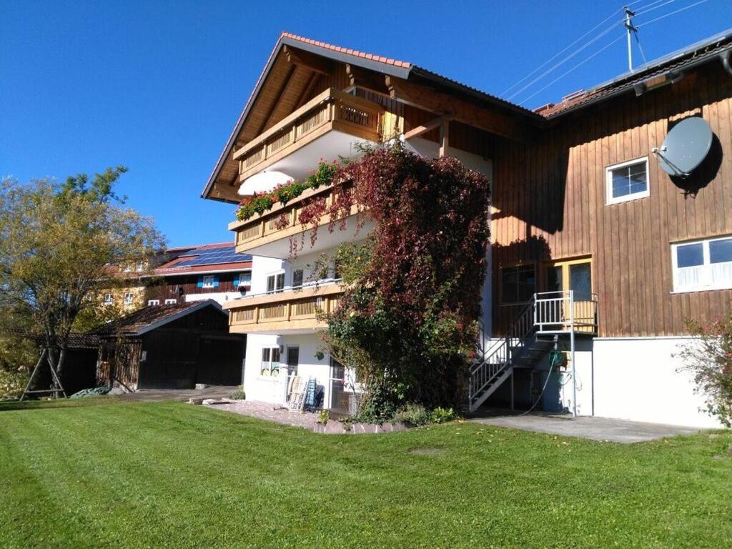 韦尔塔赫Alpine Lodge Comfortable holiday residence的前面有绿色庭院的建筑