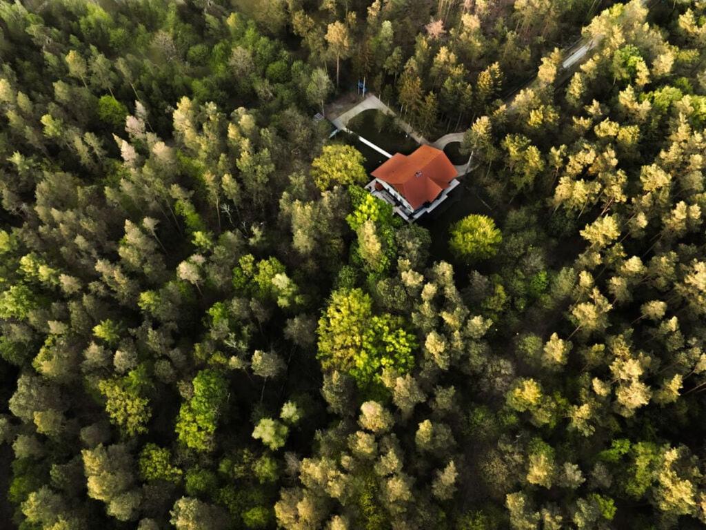 Villa Sommerfeld的森林中间房屋的空中景观
