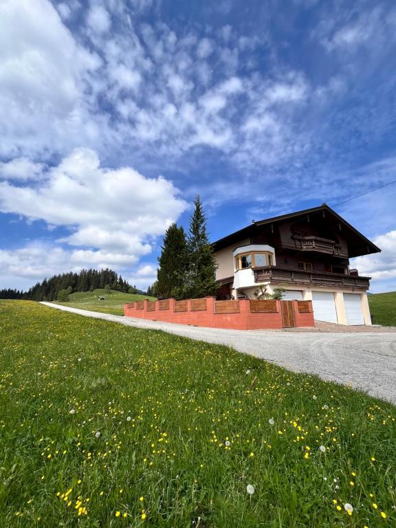 NiederndorferbergFerienhaus Praschberg的绿色田野道路边的建筑