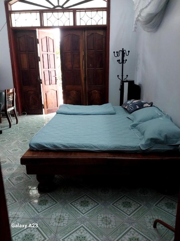 奠边府市Homestay Anh Sửu的一张位于带门的房间的床